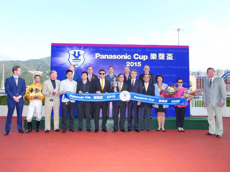 Mr Hidetoshi Osawa, Regional Head for China & Northeast Asia of Panasonic Corporation of China (5th from right), Mr David Mong (4th from right) and Ms Cynthia Mong (2nd from the right) presented the trophies to the winning owner, the trainer and the jockey respectively.